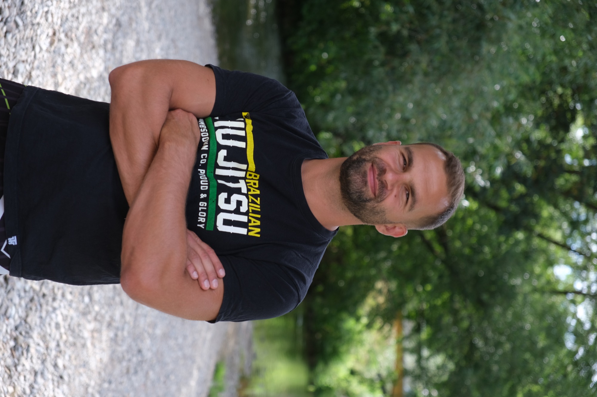 Max Richter im Grünen mit Brazilian-Jiu-Jitsu-Shirt